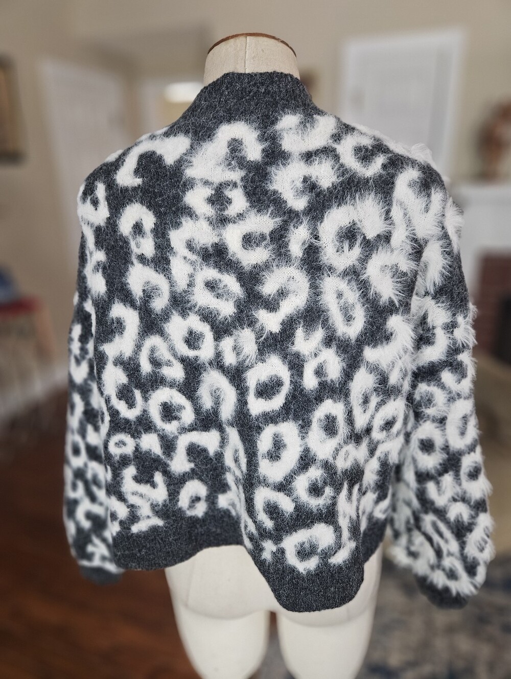 Threaded Leaf White Leopard Soft Cardigan Small - Picture 3 of 4